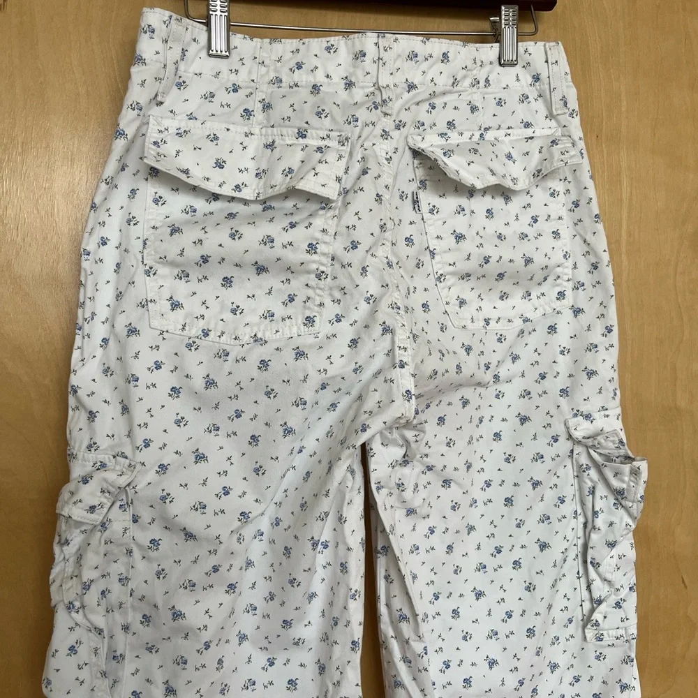 Levi’s ‘94 Baggy blue and white ditsy floral cargo pants - Picture 3 of 5